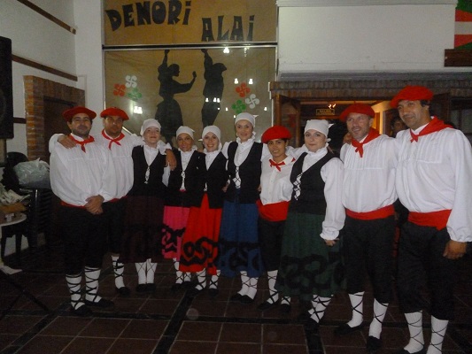 Dantzaris del Centro Vasco Guillermo Larregui (fotoEE)